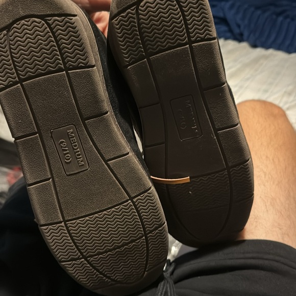 UC slippers barely used. - Picture 2 of 3